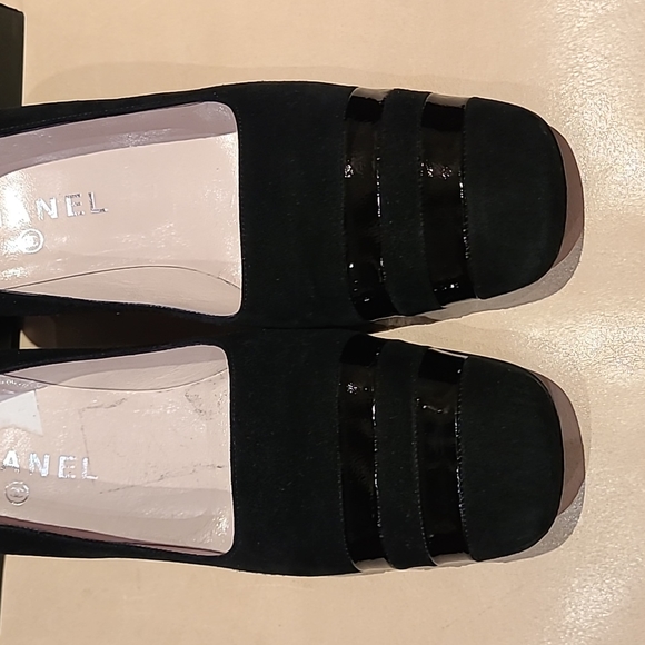 CHANEL black suede pumps with chrome and patent leather details. Size 40 - Picture 6 of 16